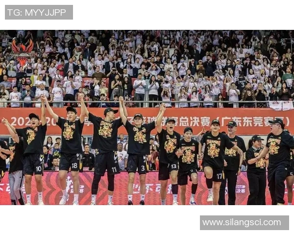 篮球明星同框合影展现真实友谊与团结精神的瞬间 篮球明星同框合影展现真实友谊与团结精神的瞬间